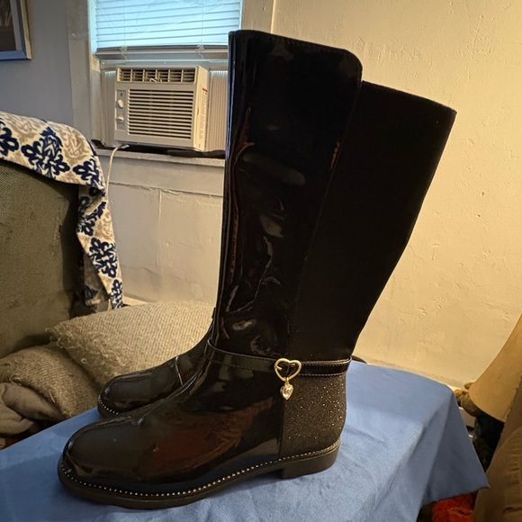 NWOT Stylish Black Kids Boots with Heart Charm from The Place size 3 - Picture 1 of 6